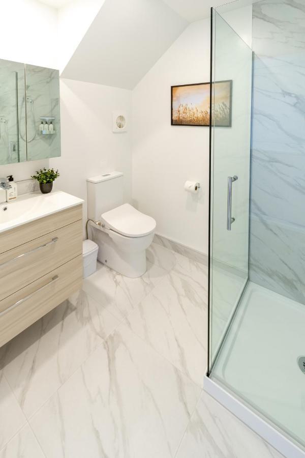 Upper Riccarton Dream - 2 Bed 2 Bath W/Carpark Apartment Christchurch Bagian luar foto
